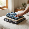 Op een netjes opgemaakt bed liggen pyjama’s van katoen, flanel en soepele stoffen in zacht daglicht, klaar om materialen te vergelijken.